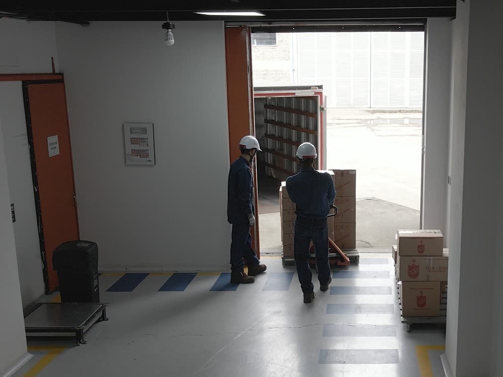 Equipo de producción de Laboratorios ZOO en planta, con equipo de protección.