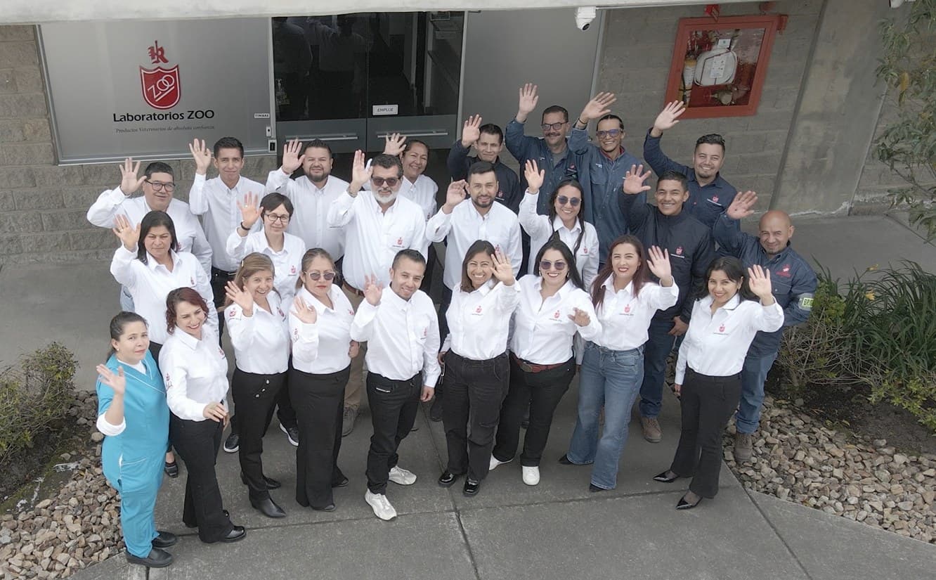 El equipo completo de Laboratorios ZOO frente a la sede de Cota, saludando a la cámara.