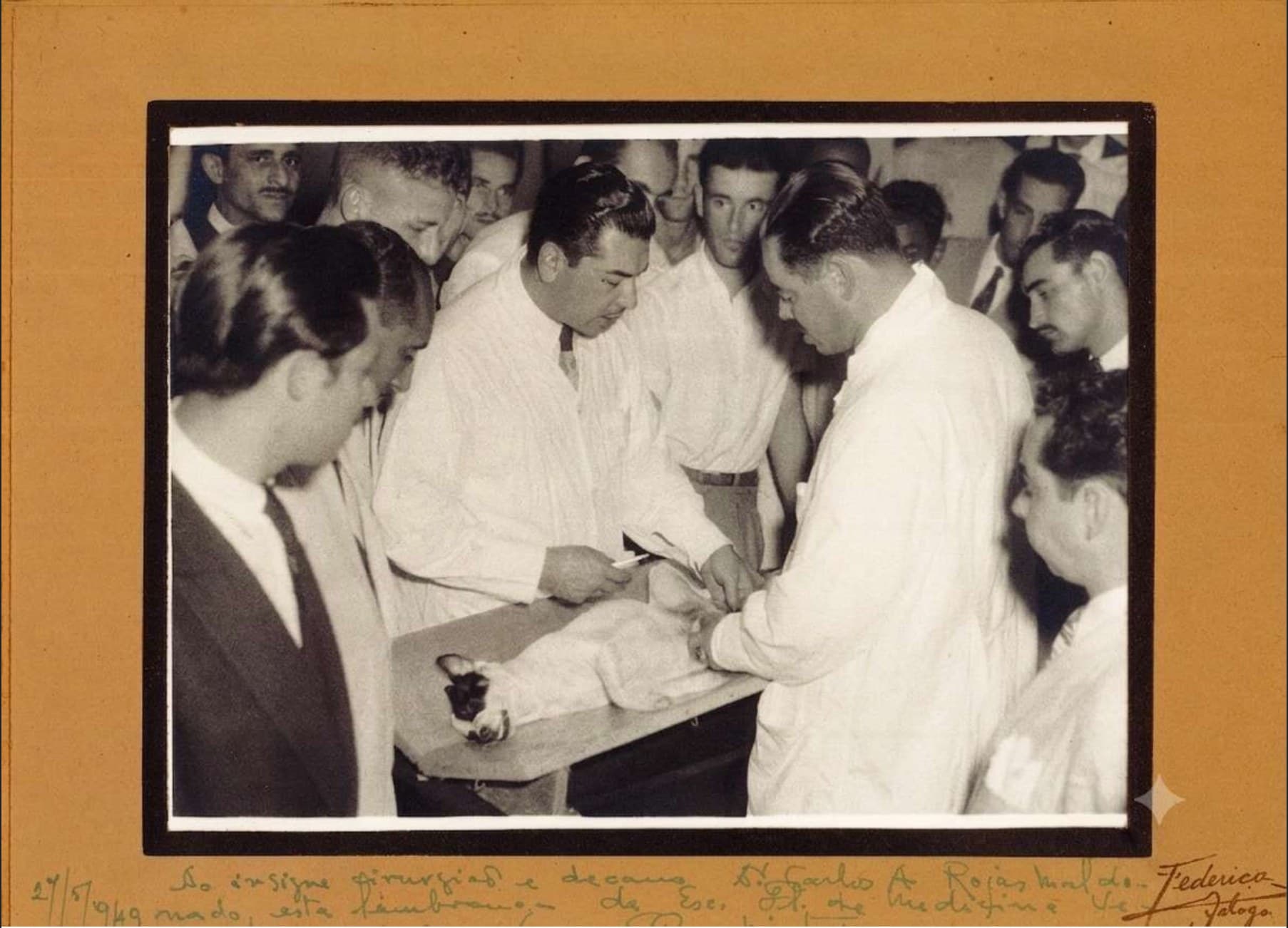 Dr. Carlos Alberto Rojas Maldonado realizando una demostración quirúrgica rodeado de estudiantes de medicina veterinaria, 1949.