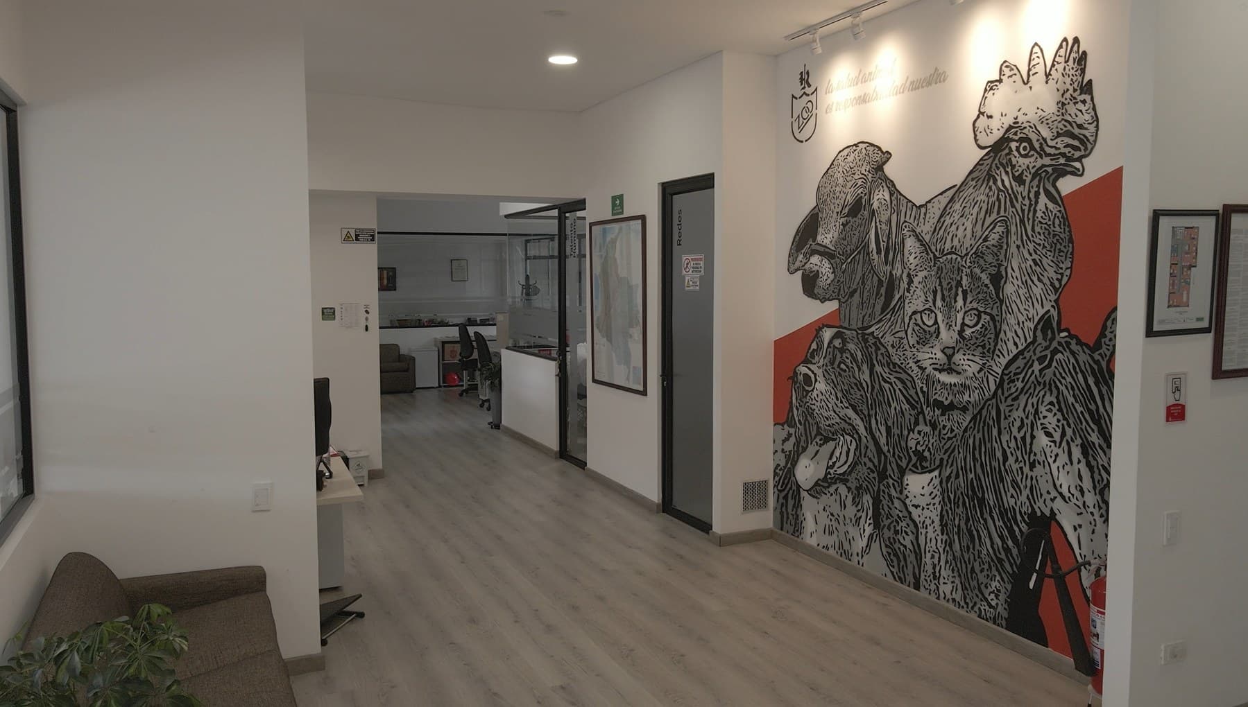 Mural con el escudo de Laboratorios ZOO en la fachada de la sede de Cota, Cundinamarca.